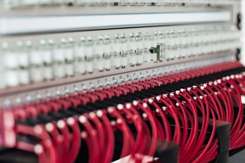 Ein Kabelsystem bezieht sich auf das gesamte Netzwerk von Kabeln, das in einem Geb&auml;ude, einer Anlage oder einem System verwendet wird.