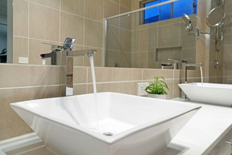 Legionellen sind st&auml;bchenf&ouml;rmige, gramnegative Bakterien, die nat&uuml;rlicherweise in S&uuml;&szlig;wasserumgebungen wie Seen und Fl&uuml;ssen vorkommen, aber auch technische Wassersysteme wie Warmwasseranlagen, Klimaanlagen und Whirlpools besiedeln k&ouml;nnen.