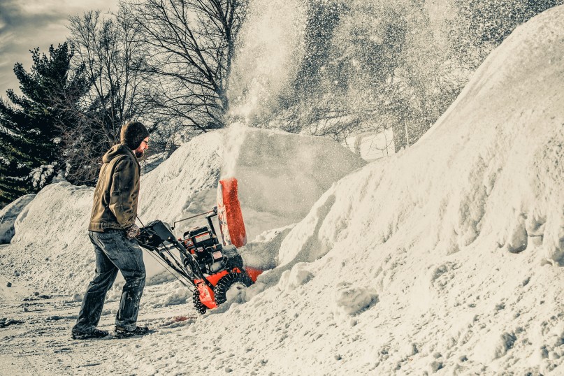 Eine Schneefr&auml;se ist ein motorisiertes Ger&auml;t, das speziell entwickelt wurde, um Schnee von Fl&auml;chen wie Gehwegen, Stra&szlig;en und Einfahrten zu entfernen.